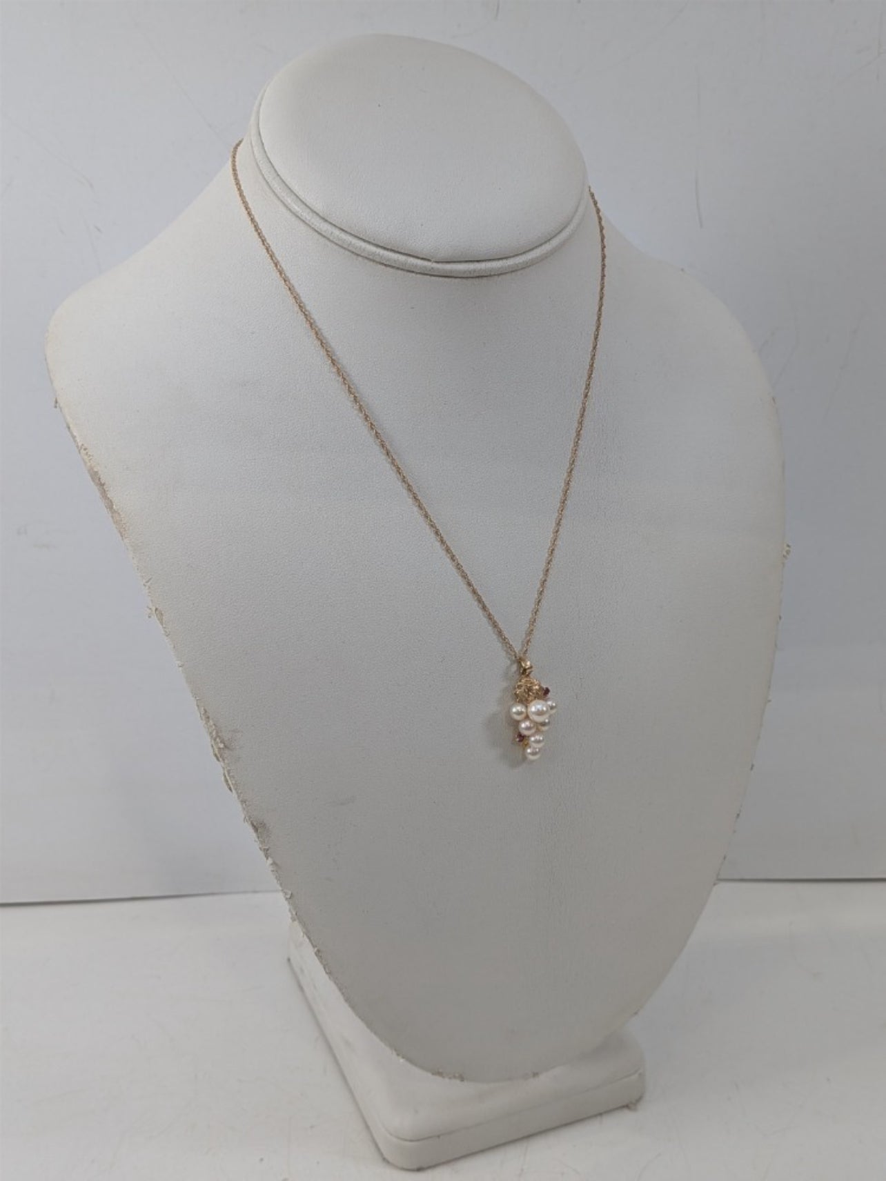 14K Yellow Gold Pearl Necklace – Elegant necklace featuring a lustrous pearl pendant.
